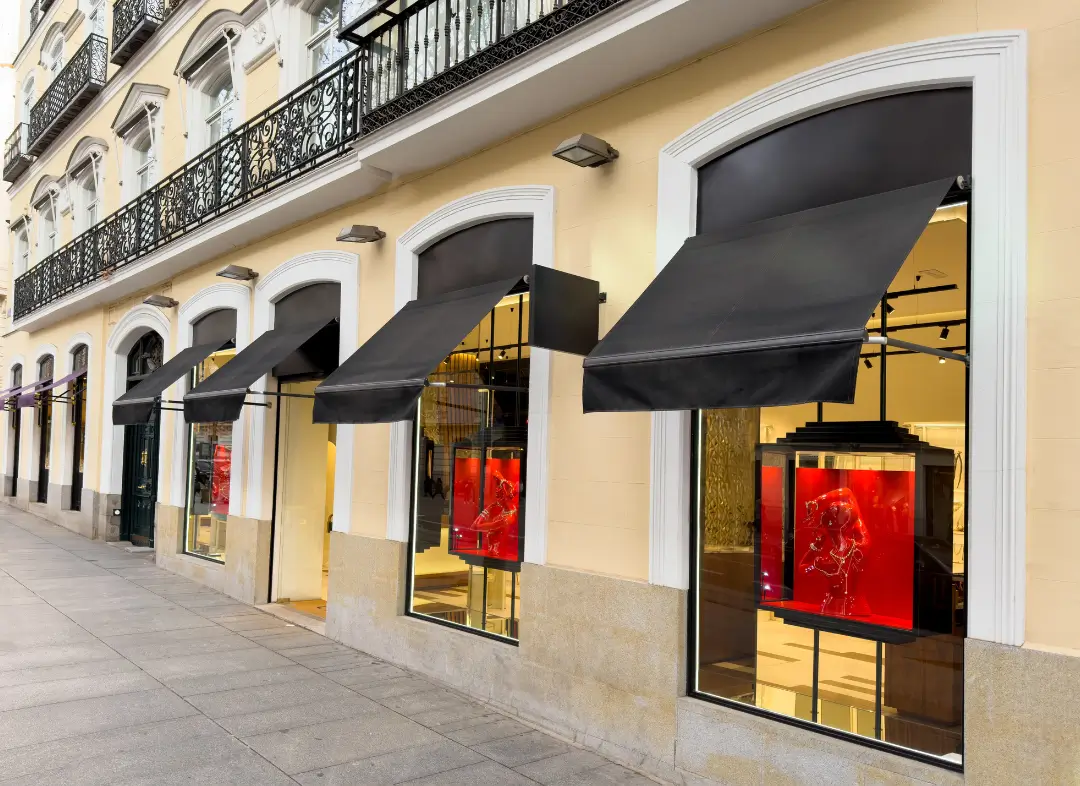 Façade vitrine de magasin en aluminium sur mesure à Vauvert